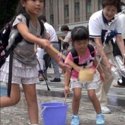 Uchimizu sænker temperaturen 10 grader i Tokyo